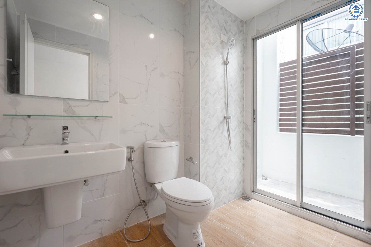 บ้านมือสองตกแต่งใหม่ ทาวน์โฮม 3 ชั้น ม.ทาวน์พลัส เพชรเกษม-บางแค เนื้อที่ 19.4 ตร.ว. ฟังก์ชัน 3 ห้องนอน 3 ห้องน้ำ จอดรถได้ 1 คัน รองรับทุกกิจกรรม บนทำเลเชื่อมต่อหลายเส้นทาง ใกล้จุดขึ้นทางด่วน "วงแหวน-กาญจนาภิเษก" และรถไฟฟ้าสายสีน้ำเงิน "สถานีบางแค"